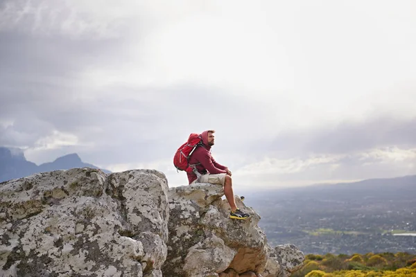 頂上からの景色をお楽しみください 山の中をハイキングしている若い男が — ストック写真