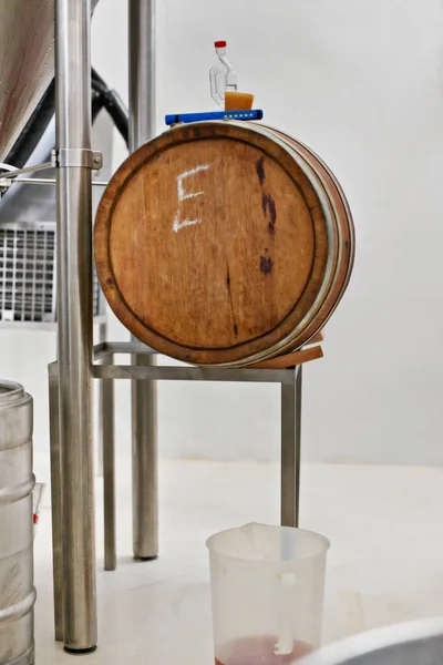 近代的な醸造における古い学校の樽 醸造所での装置の切り取られたショット — ストック写真