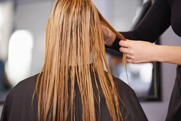 Affaire Des Cheveux Une Femme Qui Fait Couper Les Cheveux — Photo
