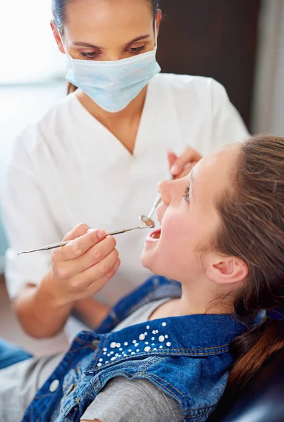 Твои Зубы Выглядят Отлично Женщина Стоматолог Ребенок Кабинете Стоматолога — стоковое фото
