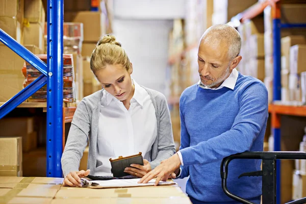 Checking Order Paper Online Man Woman Inspecting Inventory Large Distribution — Stock Photo, Image