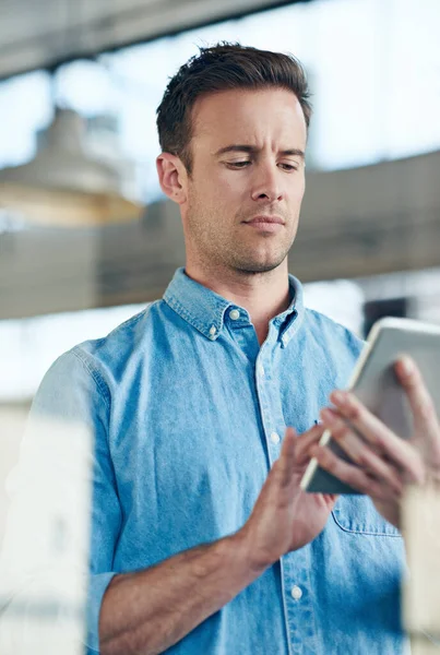 Descobrir Todas Características Belo Jovem Empresário Usando Seu Tablet Digital — Fotografia de Stock
