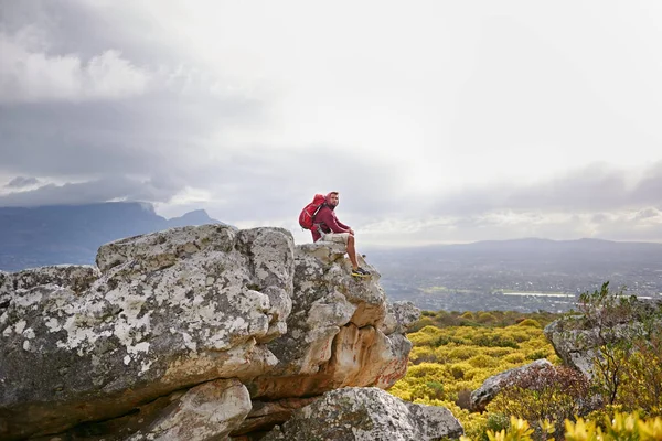 端に住んでいる 山の中をハイキングしている若い男が — ストック写真