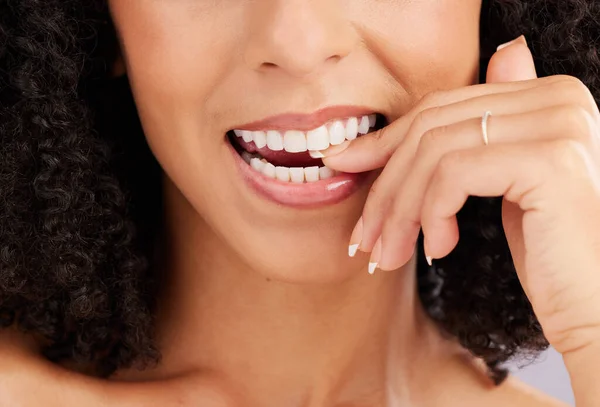 Mulher Boca Dentes Closeup Flertar Morder Dedo Com Mão Manicure — Fotografia de Stock