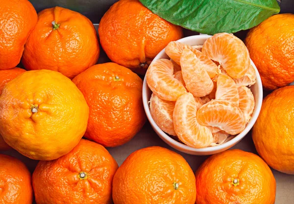 Délices Fruités Une Portion Tranches Mandarine Entourées Fruits Entiers — Photo