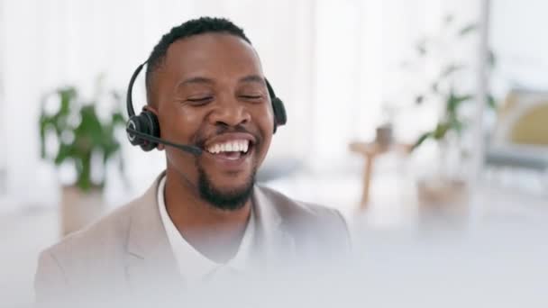 Hombre Negro Charla Negocios Telemarketing Una Oficina Con Empleado Feliz — Vídeos de Stock