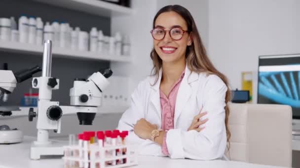 Naukowiec Kobieta Twarz Próbka Krwi Laboratorium Badań Medycznych Szczęściem Skrzyżowane — Wideo stockowe