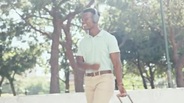 Musique Bonheur Écouteurs Homme Noir Dans Parc Marche Avec Des — Video