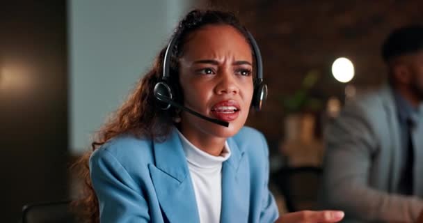 愤怒的女人 呼叫中心 晚上用耳机在办公室提供客户服务或支持 沮丧的女顾问工作到很晚才与困难的客户进行在线咨询 — 图库视频影像