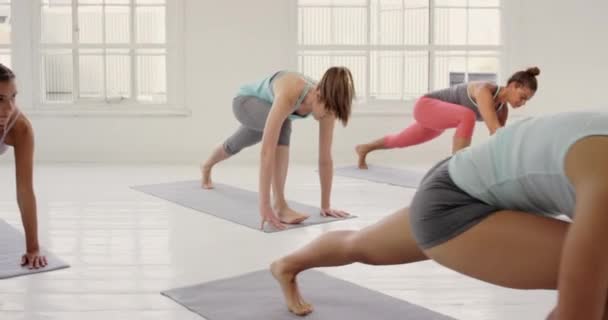 Yoga Stretching Een Groep Vrouwen Fitnessstudio Voor Teamwork Balans Wellness — Stockvideo