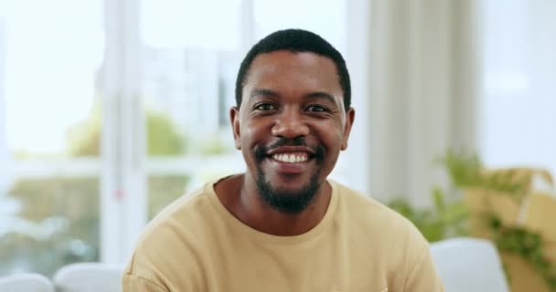 Feliz Sorrir Relaxar Com Homem Negro Sofá Para Tempo Livre — Vídeo de Stock