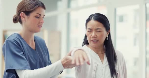 Fisioterapeuta Médico Mujer Asiática Estirando Los Brazos Bienestar Consulta Para — Vídeos de Stock