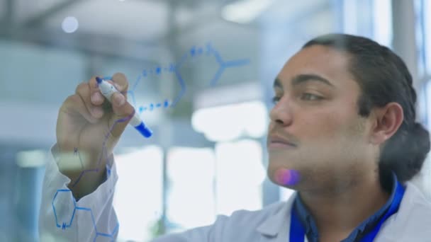 Ciência Fórmula Homem Escrevendo Equação Química Vidro Para Pesquisa Médica — Vídeo de Stock