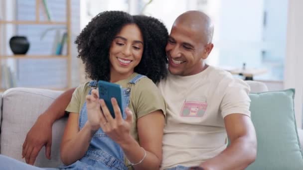 Telepon Pasangan Dan Tersenyum Sofa Ruang Tamu Rumah Media Sosial — Stok Video