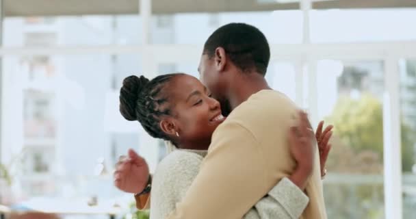 Amor Abraço Feliz Com Casal Negro Sala Estar Para Vínculo — Vídeo de Stock