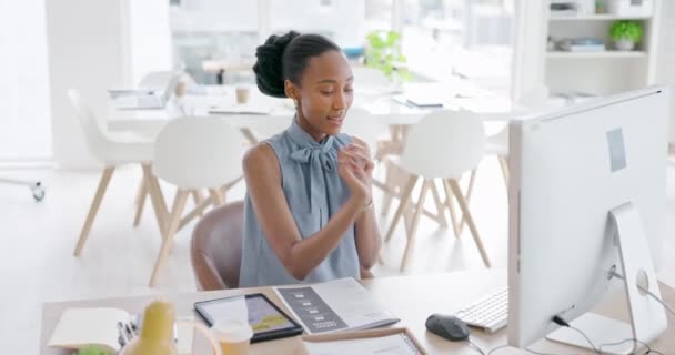 在商业中获胜的 快乐的和黑人妇女庆祝促销或在计算机上对顾客的积极评价 专业的紧张在办公桌前 成功在工作 新闻和企业交易 — 图库视频影像