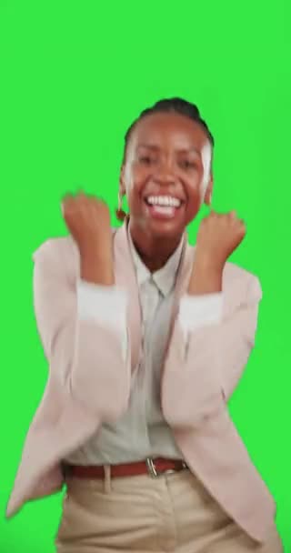 Победительница Женщина Танцует Изолированно Фоне Студии Зеленый Экран Празднования Взволнованный — стоковое видео