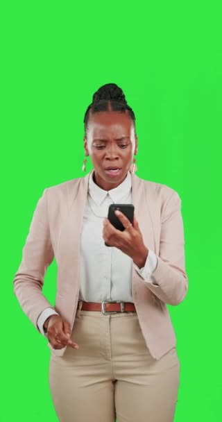Téléphone Colère Une Femme Noire Frustrée Sur Fond Écran Vert — Video