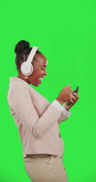 Schwarze Frau Tanzt Mit Smartphone Und Kopfhörer Auf Grünem Bildschirm — Stockvideo
