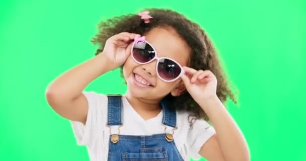 绿色的屏幕和孩子与太阳镜在工作室可爱 天真和愚蠢的态度 穿着时髦 时髦眼镜的女孩的幸福 微笑和肖像 以色彩为基调背景 — 图库视频影像