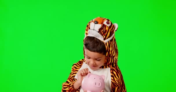 Piggy银行 面部和儿童在一个绿色屏幕的工作室 为储蓄 投资或金融 动物服装和男孩儿模型 有一套彩色背景的科幻服装和钱箱 — 图库视频影像