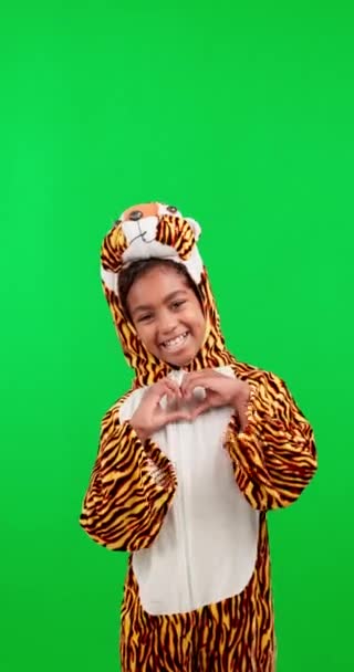 Счастливый Костюме Ребенком Студии Зеленым Экраном Тигровом Наряде Знаком Сердца — стоковое видео
