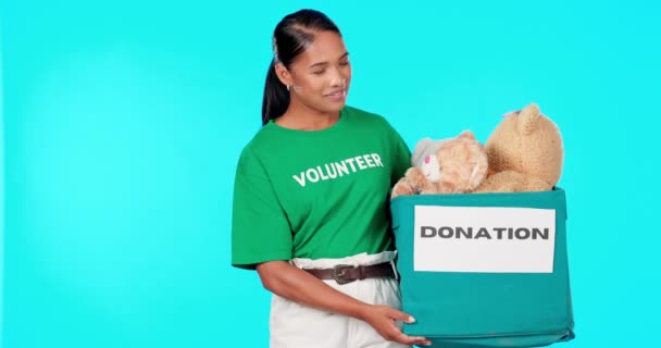 Caixa Doação Rosto Mulher Feliz Isolado Brinquedos Caridade Fundo Azul — Vídeo de Stock