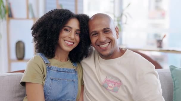 Cara Amor Casal Sofá Abraço Felicidade Para Relacionamento Tempo Qualidade — Vídeo de Stock