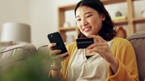 电话或快乐女性在线购物 带着信用卡在家里打折或在数字金融技术上销售 金融移动应用 电子商务支付或网上银行沙发上的亚洲女孩 — 图库视频影像