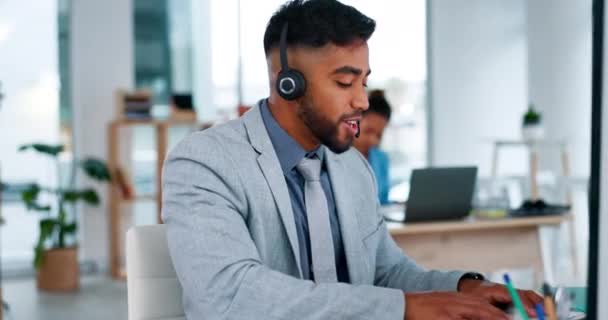 Üzletember Call Center Tanácsadás Fejhallgató Számítógép Ügyfélszolgálat Vagy Támogatás Irodában — Stock videók