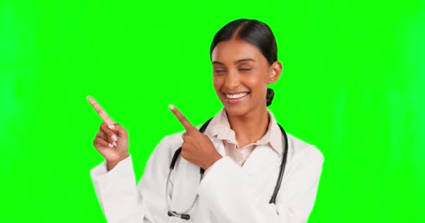 Feliz Apontando Médico Estúdio Com Tela Verde Com Maquete Para — Vídeo de Stock