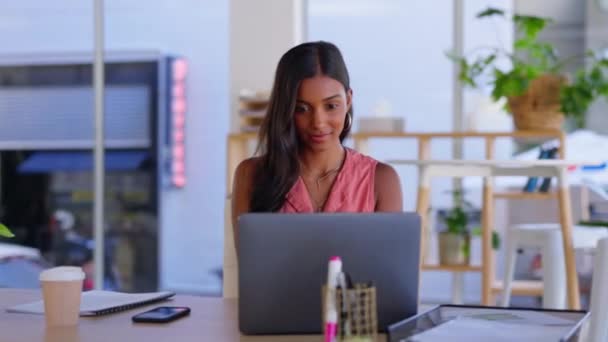 Женщина Улыбка Лицо Офисе Ноутбуком Счастья Мотивации Планирования Рабочем Столе — стоковое видео