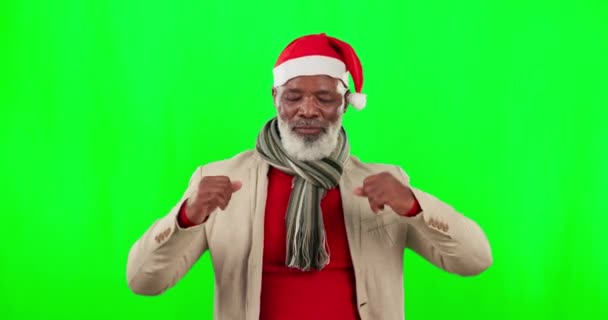 圣诞舞曲中 年长的黑人男子带着绿幕和帽子感到快乐 寒假和圣诞节庆祝活动中孤独 工作室背景和快乐地跳舞的老年人 — 图库视频影像