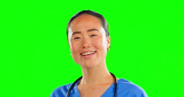 亚洲女人和医生有着绿色的筛选 医疗保健 事业成功和工作成功 日本女性雇员或医疗专业人员 具有快乐 自信或健康的待遇 — 图库视频影像