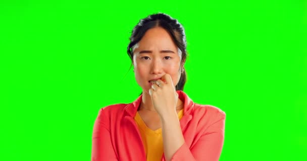 Πρόσωπο Άγχος Και Ασιάτισσα Γυναίκα Δαγκώνει Νύχια Πράσινη Οθόνη Και — Αρχείο Βίντεο