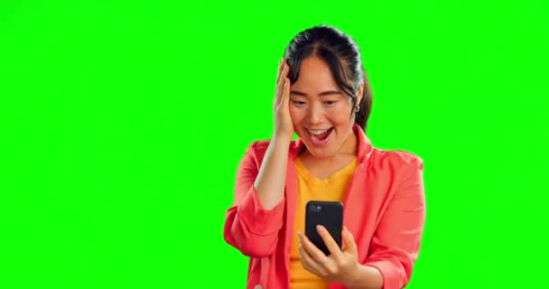すごいとスタジオの背景の勝利 成功とニュースに隔離された緑色の画面を持つ女性の驚き アジア人の顔や受賞者の携帯電話の読書発表 ボーナスや賞をプレゼント — ストック動画