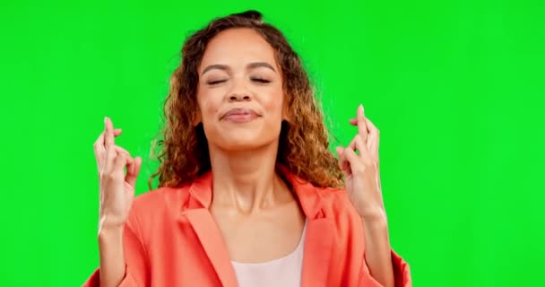 Надежда Скрещенные Пальцы Лицо Женщины Возбужденной Нервной Тревоги Зеленом Фоне — стоковое видео