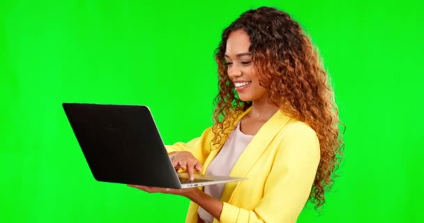 Werknemer Typen Vrouw Met Laptop Verbinding Groen Scherm Met Succes — Stockvideo