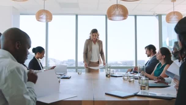Virksomhedsmøde Kvindeligt Lederskab Leder Med Teamwork Moderne Kontor Papirplanlægning Præsentation – Stock-video