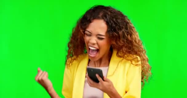 Telefon Kazanan Arka Planda Izole Edilmiş Yeşil Ekrandaki Kadının Kutlaması — Stok video