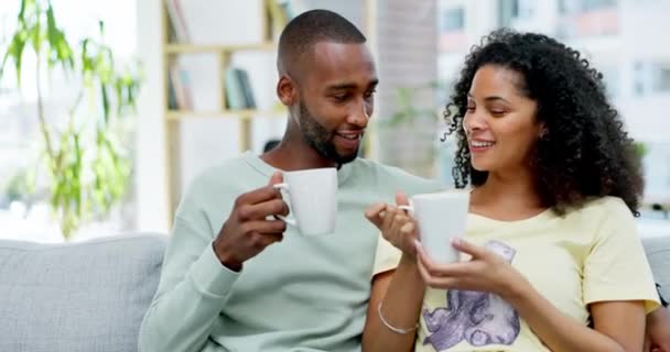 Cinta Tertawa Dan Pasangan Sofa Kopi Dan Kebahagiaan Dengan Sukacita — Stok Video