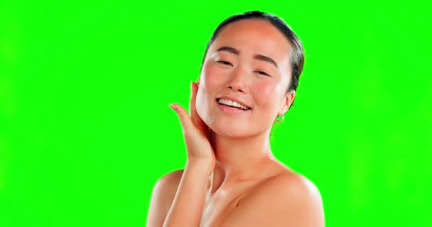 スキンケア 化粧品や皮膚科のための緑の画面上のアジアの女性の美しさ 笑顔と肖像画 セルフケア 顔の輝きと自然な輝きやスタジオモックアップのための柔らかい肌に女性モデルの手の顔 — ストック動画