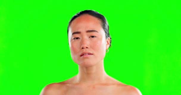 亚洲女人 脸和挤压粉刺在绿色屏幕上的皮肤护理皮肤科背景工作室 模拟女性面颊突起 黑头或粉刺治疗的肖像 — 图库视频影像