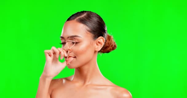 Mujer Con Rizador Pestañas Belleza Pantalla Verde Maquillaje Con Cara — Vídeos de Stock