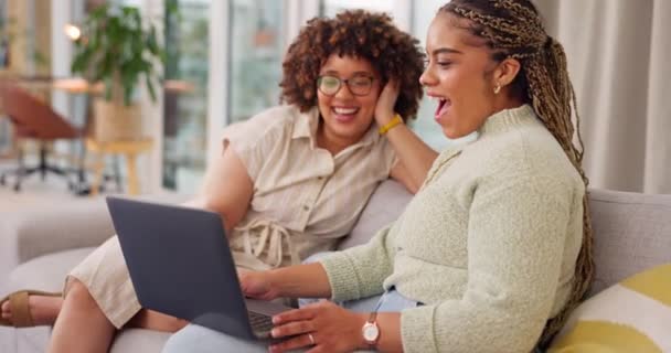 Смішні Жінки Друзі Ноутбуком Обговорення Щастя Робочому Місці Сміх Успіх — стокове відео
