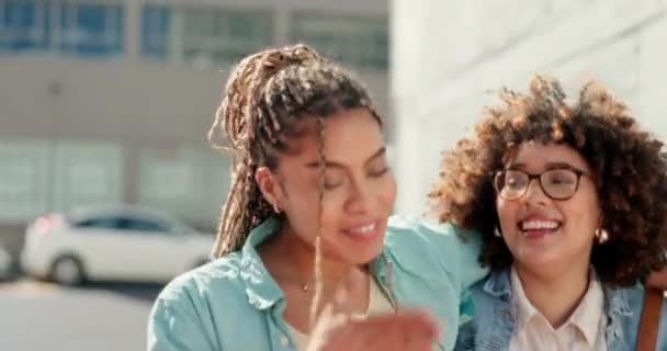 Femmes Couples Lesbiennes Marchant Riant Ville Attachant Embrassant Ensemble Dans — Video