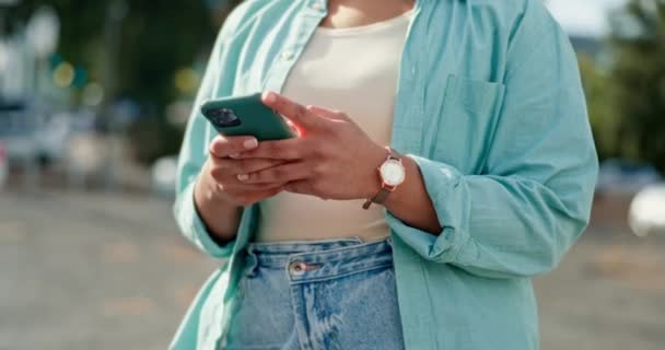屋外でのソーシャルメディアの投稿 コミュニケーション またはテキストメッセージのために都市で入力する女性 都市部の5G接続とのネットワークのためのモバイルスマートフォンアプリ上での女性のチャットの手 — ストック動画