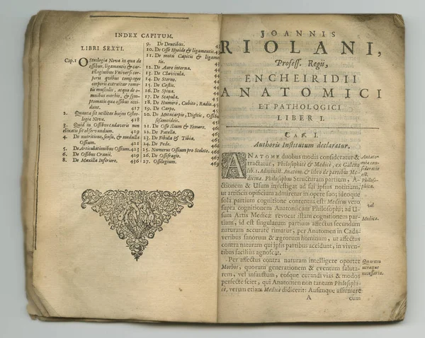 Yıpranmış Eski Bir Bilgi Sayfaları Sergilenen Eski Bir Tıp Kitabı — Stok fotoğraf