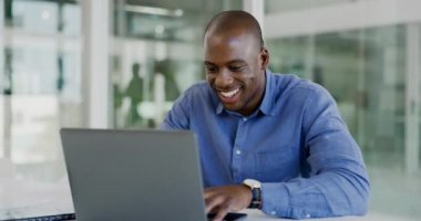 Laptop, ofis yönetimi ve mutlu siyahi adam finans raporu, online bankacılık denetimi veya finansal muhasebe. Muhasebe, bütçe fonu analizi ve maaş sistemi üzerinde çalışan banka yöneticisi.