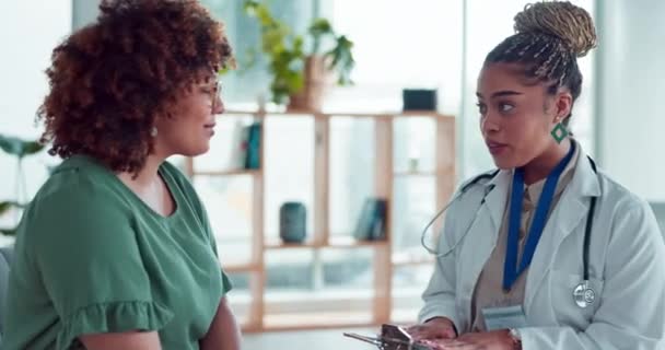 Médico Consultando Paciente Mujer Con Lista Verificación Salud Papeleo Documentos — Vídeos de Stock